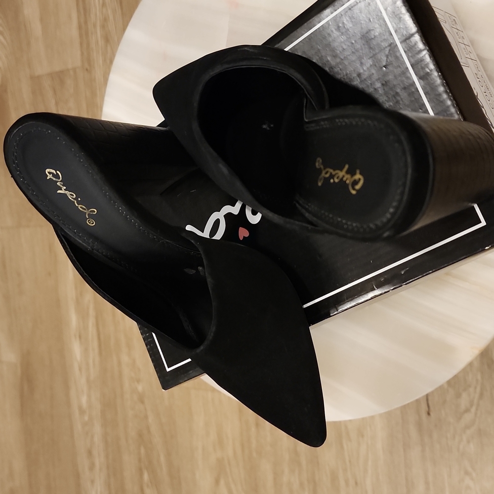 Shoes - Picture 4 of 4